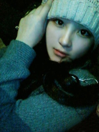 Chương Chiết Thiên từng vô tình nổi tiếng trên mạng Trung Quốc với bức ảnh đang cầm trà sữa. Vẻ đẹp ngây thơ của cô đã thu hút được sự chú ý của mọi người, đặc biệt là giới học sinh, sinh viên. Nhưng gần đây, cư dân mạng Trung Quốc lại vô tình phát hiện ra một cô nàng sở hữu vẻ đẹp ngọt ngào không kém “mỹ nhân trà sữa” và họ không ngần ngại đăng tải ảnh của thiếu nữ này lên mạng rồi coi cô là kỳ phùng địch thủ của Chương Chiết Thiên.