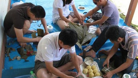 Người Việt tại Australia gói bánh chưng đón tết (ảnh Dan tri) Người Việt tại Australia gói bánh chưng đón tết (ảnh Dan tri)