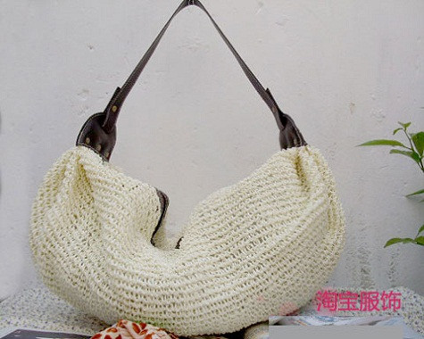 Phần lớn những chiếc túi cói có thân làm hoàn toàn từ cói hoặc dang. Phần quai phía trên được làm bằng da tạo nên sự chắc chắn và vẻ đẹp hiện đại. (Ảnh: Xinhxinh) Xem thêm: Những chiếc túi "đụng hàng" xuyên lục địa của Sao Việt Phần lớn những chiếc túi cói có thân làm hoàn toàn từ cói hoặc dang. Phần quai phía trên được làm bằng da tạo nên sự chắc chắn và vẻ đẹp hiện đại. (Ảnh: Xinhxinh) Xem thêm: Những chiếc túi "đụng hàng" xuyên lục địa của Sao Việt