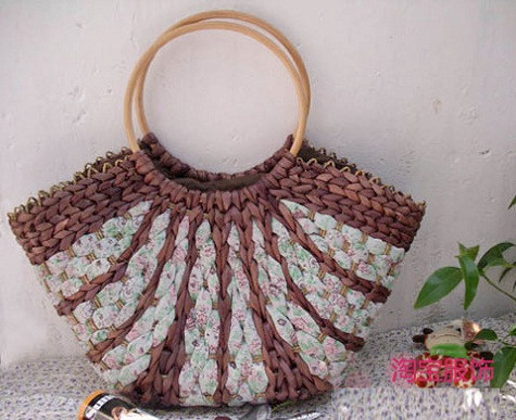 Độc đáo và cầu kỳ hơn nữa là những chiếc túi được đan xen kẽ cói và vải. (Ảnh: Xinhxinh) Xem thêm: Những chiếc túi "đụng hàng" xuyên lục địa của Sao Việt Độc đáo và cầu kỳ hơn nữa là những chiếc túi được đan xen kẽ cói và vải. (Ảnh: Xinhxinh) Xem thêm: Những chiếc túi "đụng hàng" xuyên lục địa của Sao Việt