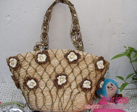 Túi cói thường có những trang trí hết sức đa dạng. Đôi khi nó còn được kết hợp với lưới mang lại vẻ đẹp độc đáo, cá tính và cũng không kém phần mềm mại. (Ảnh: Xinhxinh) Xem thêm: Những chiếc túi "đụng hàng" xuyên lục địa của Sao Việt Túi cói thường có những trang trí hết sức đa dạng. Đôi khi nó còn được kết hợp với lưới mang lại vẻ đẹp độc đáo, cá tính và cũng không kém phần mềm mại. (Ảnh: Xinhxinh) Xem thêm: Những chiếc túi "đụng hàng" xuyên lục địa của Sao Việt