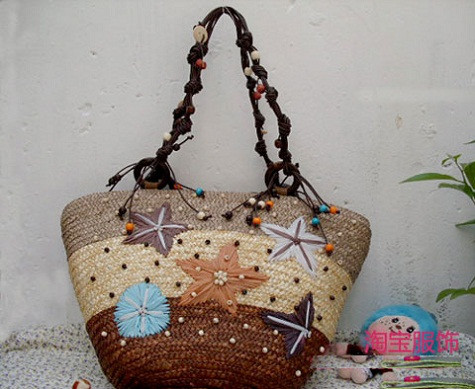 Hoặc họa tiết hoa được thêu trên túi dành cho những cô nàng yêu thích sự tinh tế và khác biệt. (Ảnh: Xinhxinh) Xem thêm: Những chiếc túi "đụng hàng" xuyên lục địa của Sao Việt Hoặc họa tiết hoa được thêu trên túi dành cho những cô nàng yêu thích sự tinh tế và khác biệt. (Ảnh: Xinhxinh) Xem thêm: Những chiếc túi "đụng hàng" xuyên lục địa của Sao Việt