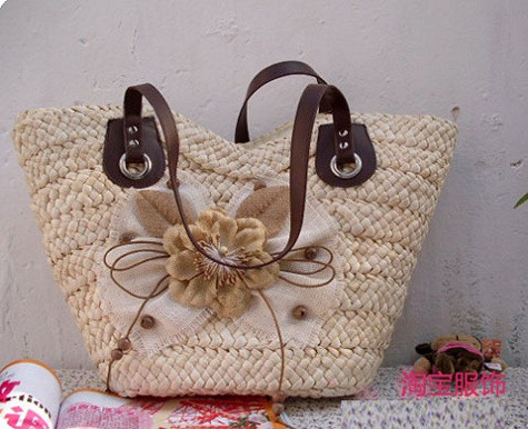 So với nhiều chất liệu khác, túi cói có đặc điểm cứng hơn. Muốn cho chiếc túi xách thêm phần nữ tính và mềm mại bạn có thể buộc thêm một chiếc nơ hoặc cài hoa với kích thước to để tạo điểm nhấn. (Ảnh: Xinhxinh) Xem thêm: Những chiếc túi "đụng hàng" xuyên lục địa của Sao Việt So với nhiều chất liệu khác, túi cói có đặc điểm cứng hơn. Muốn cho chiếc túi xách thêm phần nữ tính và mềm mại bạn có thể buộc thêm một chiếc nơ hoặc cài hoa với kích thước to để tạo điểm nhấn. (Ảnh: Xinhxinh) Xem thêm: Những chiếc túi "đụng hàng" xuyên lục địa của Sao Việt