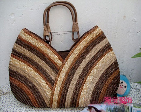 Màu nâu nhạt và be trắng là hai gam màu thường thấy ở chất liệu này. (Ảnh: Xinhxinh) Xem thêm: Những chiếc túi "đụng hàng" xuyên lục địa của Sao Việt Màu nâu nhạt và be trắng là hai gam màu thường thấy ở chất liệu này. (Ảnh: Xinhxinh) Xem thêm: Những chiếc túi "đụng hàng" xuyên lục địa của Sao Việt