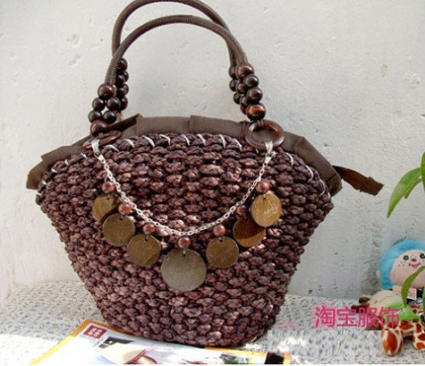 Nếu bạn gái ưa thích vẻ đẹp cổ điển thì màu nâu sậm hay trắng tinh khôi là những màu phù hợp nhất. (Ảnh: Xinhxinh) Xem thêm: Những chiếc túi "đụng hàng" xuyên lục địa của Sao Việt Nếu bạn gái ưa thích vẻ đẹp cổ điển thì màu nâu sậm hay trắng tinh khôi là những màu phù hợp nhất. (Ảnh: Xinhxinh) Xem thêm: Những chiếc túi "đụng hàng" xuyên lục địa của Sao Việt