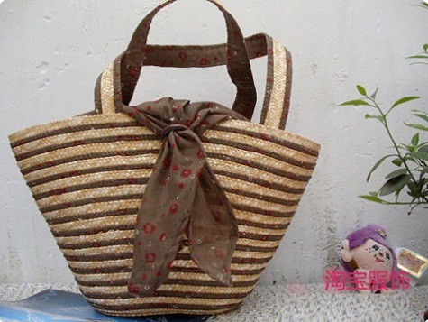 Với những chiếc nơ được thắt như thế này, chiếc túi của bạn sẽ mềm mại và nữ tính hơn đấy! (Ảnh: Xinhxinh) Xem thêm: Những chiếc túi "đụng hàng" xuyên lục địa của Sao Việt Với những chiếc nơ được thắt như thế này, chiếc túi của bạn sẽ mềm mại và nữ tính hơn đấy! (Ảnh: Xinhxinh) Xem thêm: Những chiếc túi "đụng hàng" xuyên lục địa của Sao Việt