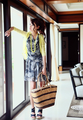 với váy. (Ảnh: 2sao) Xem thêm: Những chiếc túi "đụng hàng" xuyên lục địa của Sao Việt với váy. (Ảnh: 2sao) Xem thêm: Những chiếc túi "đụng hàng" xuyên lục địa của Sao Việt