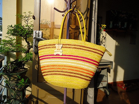 Những chiếc túi xách tay với kích thước trung bình, kiểu dáng đơn giản nhưng rất độc đáo. Chúng có thể làm từ những sợi cói, day, nan tre hoặc nan nhựa. Xem thêm: Những chiếc túi "đụng hàng" xuyên lục địa của Sao Việt Những chiếc túi xách tay với kích thước trung bình, kiểu dáng đơn giản nhưng rất độc đáo. Chúng có thể làm từ những sợi cói, day, nan tre hoặc nan nhựa. Xem thêm: Những chiếc túi "đụng hàng" xuyên lục địa của Sao Việt