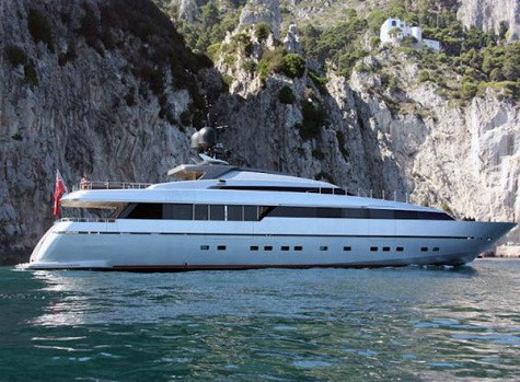 5. Onyx Giá: 18 triệu USD Sản xuất bởi: Sanlorenzo Dài: 38,5m Chiếc du thuyền sang trọng này đã xuất hiện tại nhiều quốc gia trên thế giới như Thái Lan, trung Quốc, Hồng Kong trước khi đặt chân đến Singapore. Onyx mang vẻ đẹp rực rỡ với màu xám kim loại. Giống như nhiều du thuyền sang trọng khác, Onyx cũng có tiện nghi đầy đủ sàng trọng với không gian đủ cho 10 hành khách.