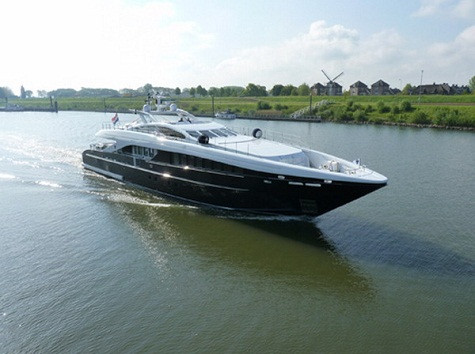 4. Perle Noir Giá: Khoảng 18,425 triệu USD Sản xuất bởi: Heesen Yachts Dài: 37m Du thuyền này được ra mắt lần đầu tiên vào năm 2004. Perle Noir là kết quả của sự kết hợp hết sức tinh vi giữa yếu tố truyền thống và hiện đại. Nó bao gồm 5 cabins, quầy bar, rất thích hợp cho việc tụ tập, giải trí…