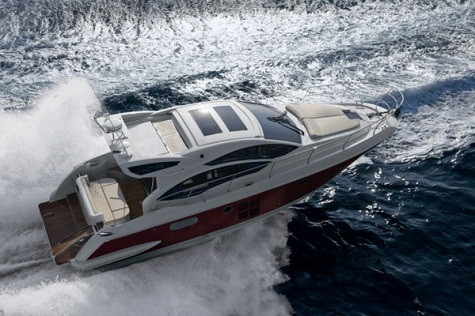 8. Azimut 40 Sản xuất bởi: Azimut Dài: 12m Chiếc du thuyền này có đủ không gian cho 6 người. Nó được thiết kế sao cho thực sự thân thiện và gần gũi với môi trường.