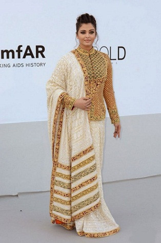 Hoa hậu Thế giới Aishwarya Rai duyên dáng trong trang phục truyền thống. Aishwarya Rai được xem là Hoa hậu đẹp nhất mọi thời đại. Tại nhiều sự kiện trọng đại, Hoa hậu luôn ưu tiên mặc trang phục truyền thống. (Ảnh: Dân Trí) Hoa hậu Thế giới Aishwarya Rai duyên dáng trong trang phục truyền thống. Aishwarya Rai được xem là Hoa hậu đẹp nhất mọi thời đại. Tại nhiều sự kiện trọng đại, Hoa hậu luôn ưu tiên mặc trang phục truyền thống. (Ảnh: Dân Trí)