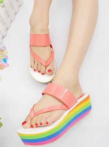 Dép xỏ ngón đế cao còn giúp bạn có được chiều cao như mong muốn không kém gì những đôi giày cao gót. (Ảnh: HB) Xem thêm: Những đôi giày kỳ quái và xấu xí nhất thế giới Dép xỏ ngón đế cao còn giúp bạn có được chiều cao như mong muốn không kém gì những đôi giày cao gót. (Ảnh: HB) Xem thêm: Những đôi giày kỳ quái và xấu xí nhất thế giới