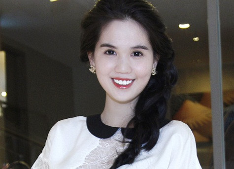 Mái tóc đen nguyên thủy dường như càng tôn thêm nước da trắng bóc của cô. (Ảnh: Vnexpress) Mái tóc đen nguyên thủy dường như càng tôn thêm nước da trắng bóc của cô. (Ảnh: Vnexpress)