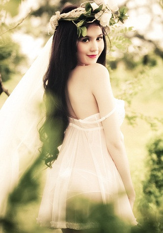 Xinh như búp bê với tóc đen, váy trắng thướt tha. (Ảnh: Eva) Xinh như búp bê với tóc đen, váy trắng thướt tha. (Ảnh: Eva)