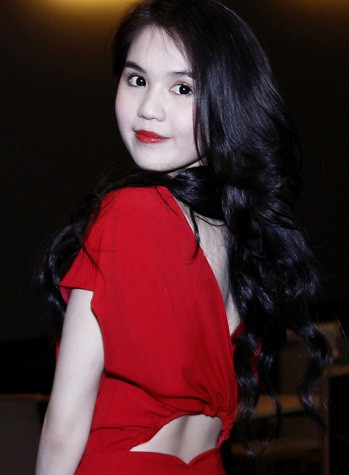 Mái tóc đen dài, xoăn bồng bềnh là hình ảnh thường thấy của "Nữ hoàng nội y" tại nhiều sự kiện. (Ảnh: Zing) Mái tóc đen dài, xoăn bồng bềnh là hình ảnh thường thấy của "Nữ hoàng nội y" tại nhiều sự kiện. (Ảnh: Zing)