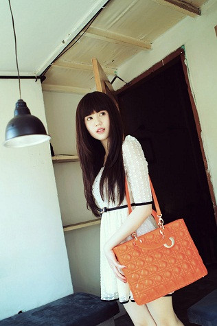 Ở bất kỳ kiểu tóc nào: buông xõa, tết lại hay với mái ngố thì tóc của Ngọc Trinh vẫn có màu tóc trầm. (Ảnh: 2sao) Ở bất kỳ kiểu tóc nào: buông xõa, tết lại hay với mái ngố thì tóc của Ngọc Trinh vẫn có màu tóc trầm. (Ảnh: 2sao)