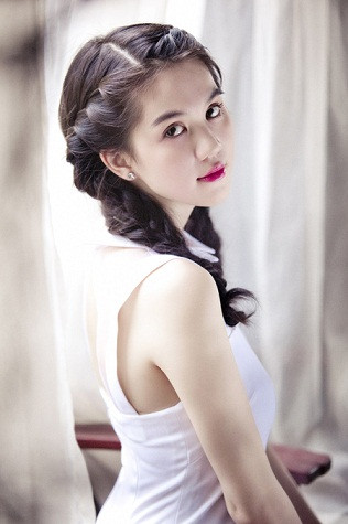 Điệu đà với mái tóc tết theo phong cách "nữ sinh". Điệu đà với mái tóc tết theo phong cách "nữ sinh".