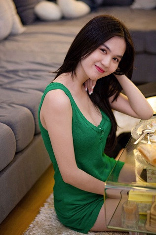 Bước chân vào làng giải trí, phong cách thời trang của cô đã thay đổi khá nhiều, màu da cũng trắng lên trông thấy. Tuy nhiên chỉ có mái tóc dài đen là vẫn giữ nguyên. (Ảnh: Ngôi sao) Bước chân vào làng giải trí, phong cách thời trang của cô đã thay đổi khá nhiều, màu da cũng trắng lên trông thấy. Tuy nhiên chỉ có mái tóc dài đen là vẫn giữ nguyên. (Ảnh: Ngôi sao)