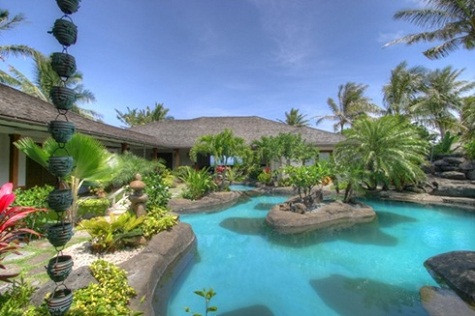 Phía trước khu nhà là bể bơi lớn... Phía trước khu nhà là bể bơi lớn...