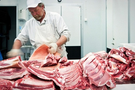 9. Chủ quầy bán thịt nhỏ lẻ Thù lao dự kiến năm 2012: 29.156 USD. Thù lao năm 2011: 29.150 USD. Ngày nay, những cửa hàng bán thịt nhỏ lẻ hầu hết phải đối mặt với vấn đề tồn tại. Phần lớn các quầy hàng thịt bị tập trung về khu chợ hoặc siêu thị. Quy định trên không chỉ khiến số lượng cửa hàng buôn bán độc lập giảm đi mà còn ảnh hưởng tới giá cả. Nếu người tiêu dùng có thể mua thịt trong siêu thị với giá rẻ, họ sẽ không đến những cửa hàng nhỏ lẻ có giá bán cao hơn.