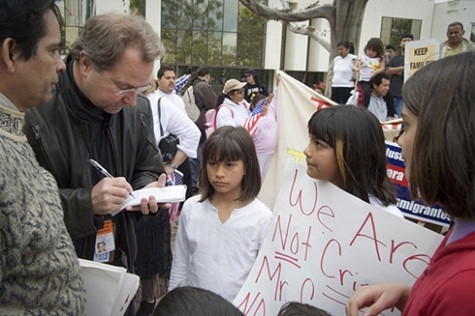 5. Phóng viên báo in Thu nhập dự kiến năm 2012: 34.275 USD. Thu nhập năm 2011: 35.275 USD. Tỷ lệ thay đổi: +3% Theo CNBC, phóng viên luôn là nghề đầy căng thẳng với thu nhập “bèo bọt”. Thêm vào đó, sự bùng nổ của thời đại báo điện tử và tin tức trực tuyến qua điện thoại lại càng làm các phóng viên báo in có thêm cơ hội củng cố chỗ đứng trong danh sách những nghề kém hấp dẫn nhất năm 2012. Họ bị yêu cầu vừa phải viết bài, vừa phải thực hiện video clip và cập nhật lên các mạng xã hội một cách nhanh chóng.