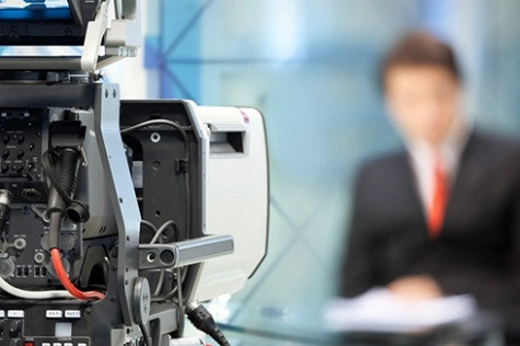 10. Nhân viên truyền hình Thù lao dự kiến năm 2012: 27.324 USD. Đây là công việc luôn tạo áp lực cho người lao động, tuy nhiên thù lao nhận về lại khá thấp. Nhân viên truyền hình chỉ có nhiệm vụ chủ yếu liên quan tới phát sóng chương trình và không thuộc đội ngũ bộ phận sản xuất. Trải qua nhiều năm, ngành truyền hình có rất nhiều đổi mới về phương thức vận hành cũng như nội dung tin tức, nhưng thù lao cho những người thực hiện chương trình cũng theo đó mà giảm dần. Hầu hết các đài truyền hình hiện nay đều muốn tuyển dụng những người trẻ đầy nhiệt huyết hoặc sinh viên thực tập, sẵn sàng chấp nhận làm việc nhiều giờ với mức lương thấp.