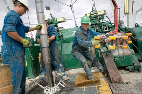 4. Nhân viên lắp đặt đường ống dầu Thu nhập dự kiến năm 2012: 32.132 USD. Thu nhập năm 2011: 32.143 USD. Nhiều người sẽ vô cùng ngạc nhiên khi biết công việc này cũng thuộc danh sách việc làm kém hấp dẫn trong bối cảnh ngành dầu khí đang khởi sắc mạnh mẽ. Trên thực tế, đây là việc làm khá vất vả, các công nhân phải túc trực hàng ngày ngoài khơi, lênh đênh trên biển trong điều kiện làm việc nguy hiểm với đồng lương ít ỏi. Thậm chí nhân viên lắp đặt đường ống dầu còn được xem là loại hình nhiều rủi ro nhất trên thị trường lao động.