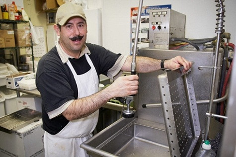 8. Nhân viên rửa bát thuê Thu nhập dự kiến năm 2012: 18.044 USD. Thu nhập năm 2011: 18.053 USD. Thời suy thoái, không chỉ sức mua các loại đồ ăn làm từ thịt giảm mà thực khách tới nhà hàng dùng bữa cũng thưa thớt theo. Điều này gây ảnh hưởng to lớn tới đội ngũ nhân viên làm việc trong các quán ăn, đặc biệt những người rửa bát thuê. Họ thậm chí phải chuyển sang làm tiếp viên đón khách hoặc bồi bàn. Nhiều người chia sẻ, rửa bát thuê luôn kém hấp dẫn vì phải làm việc vất vả nhưng lương trả thấp.