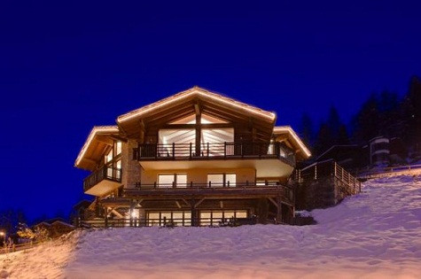 1. Chalet Grace, Zermatt Giá: 65.000 £/tuần Tòa nhà trượt tuyết sang trọng này mang đến cho bạn những dịch vụ chăm sóc sức khỏe tốt nhất. Nó bao gồm 1 phòng tắm hơi, một phòng massage, phòng chơi trò chơi và một rạp chiếu phim mini. 1. Chalet Grace, Zermatt Giá: 65.000 £/tuần Tòa nhà trượt tuyết sang trọng này mang đến cho bạn những dịch vụ chăm sóc sức khỏe tốt nhất. Nó bao gồm 1 phòng tắm hơi, một phòng massage, phòng chơi trò chơi và một rạp chiếu phim mini.