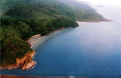 Một trong những bãi biển đẹp nằm ở huyện Móng Cái (Quảng Ninh) vừa rộng vừa phẳng, dài trên 15 km có nền cát trắng mịn. Ven bờ có những cồn cát cao 3-4m với những dải rừng phi lao chắn gió và các làng dân sống bằng nghề nông và nghề chài lưới.