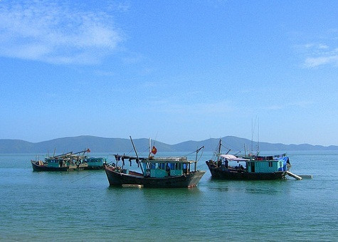 Nước biển xanh trong mang đến vẻ đẹp lãng mạn, yên bình