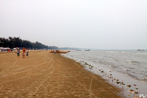 Bờ cát mịn trải dài ngút mắt