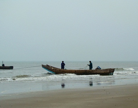 Sáng sớm, ngư dân bắt đầu ra khơi đánh cá