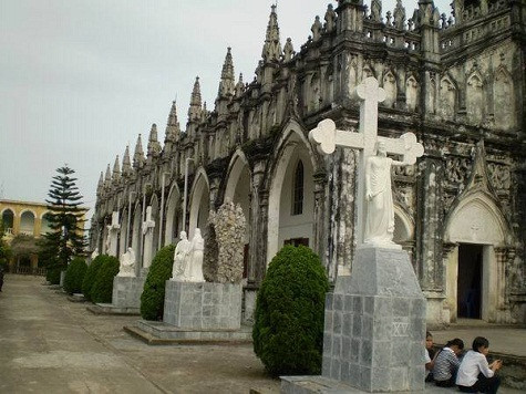 Trên đường ngược về từ Cồn Mang tới Trà Cổ, bạn đừng quên dừng chân ở nhà thờ Trà Cổ kiến trúc tuyệt đẹp và rất cổ kính, được xây dựng từ năm 1880 và được tôn tạo năm 1995. Hiện nay, đường ra bãi biển Trà Cổ có hệ thống đê ngăn và được mở rộng làm mới rất thuận lợi; có thể đi bằng đường biển hoặc đường bộ. Nếu đi đường biển, khách có thể chọn canô hoặc tàu cánh ngầm xuất phát từ Bãi Cháy, Quảng Ninh (khoảng 132km) hoặc từ Hải Phòng (khoảng 206 km). Còn nếu đi đường bộ thì khá ngoằn ngoèo, nhưng cảnh đẹp khá thú vị.