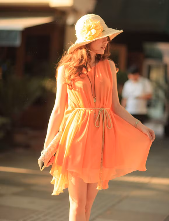 Đôi khi gam màu nóng cũng mang đến cho bạn đọc vẻ đẹp năng động và tươi trẻ (Ảnh: HB) Xem thêm: Phương Trinh diện váy xẻ cao, làm 'lu mờ' Midu