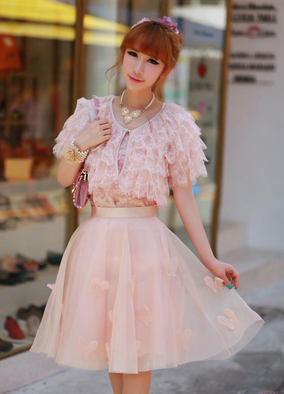 Chiếc váy này với thiết kế thật lộng lẫy ở phần cổ sẽ giúp bạn gái có được vẻ đẹp đáng yêu và trong sáng như công chúa (Ảnh: HB) Xem thêm: Phương Trinh diện váy xẻ cao, làm 'lu mờ' Midu Chiếc váy này với thiết kế thật lộng lẫy ở phần cổ sẽ giúp bạn gái có được vẻ đẹp đáng yêu và trong sáng như công chúa (Ảnh: HB) Xem thêm: Phương Trinh diện váy xẻ cao, làm 'lu mờ' Midu