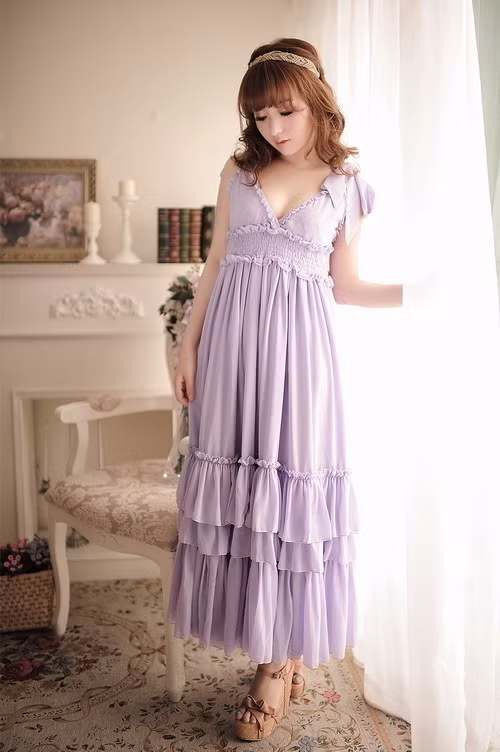 Với màu sắc nhã nhặn, chiếc váy voan tím này có bèo ở các đường may giúp bạn gái thêm điệu đà và duyên dáng (Ảnh: HB) Xem thêm: Phương Trinh diện váy xẻ cao, làm 'lu mờ' Midu