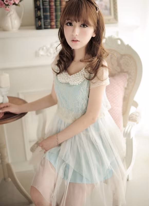 Trên đây là những mẫu váy voan cực yêu dành cho bạn gái ngày hè. Với thiết kế mềm mại và độc đáo, các bạn gái có thể tham khảo để có được cho mình một chiếc váy ưng ý khi hẹn hò, gặp gỡ bạn bè và cả khi đi biển. (Ảnh: HB) Xem thêm: Phương Trinh diện váy xẻ cao, làm 'lu mờ' Midu