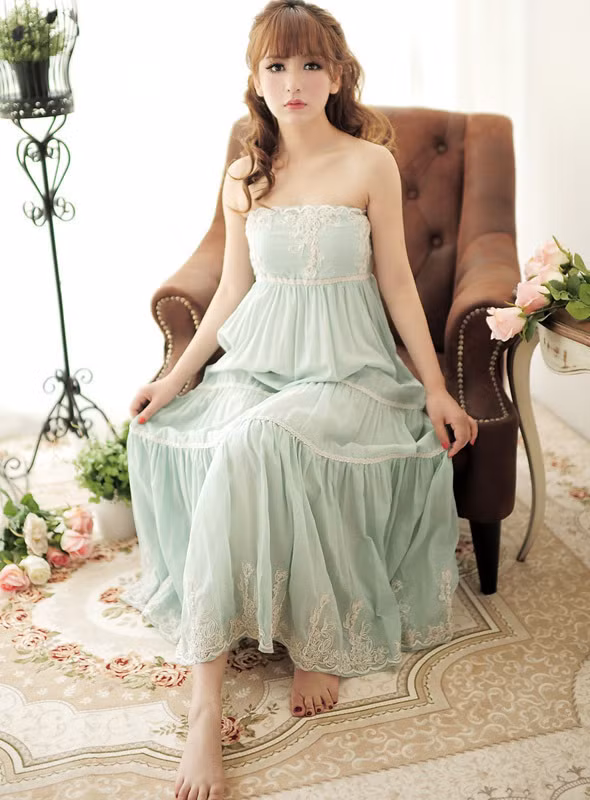 Những đường thêu tinh tế ở ngực và chân váy, chiếc váy này mang đến cho bạn gái vẻ đẹp nhẹ nhàng và đáng yêu như công chúa (Ảnh: HB) Xem thêm: Phương Trinh diện váy xẻ cao, làm 'lu mờ' Midu