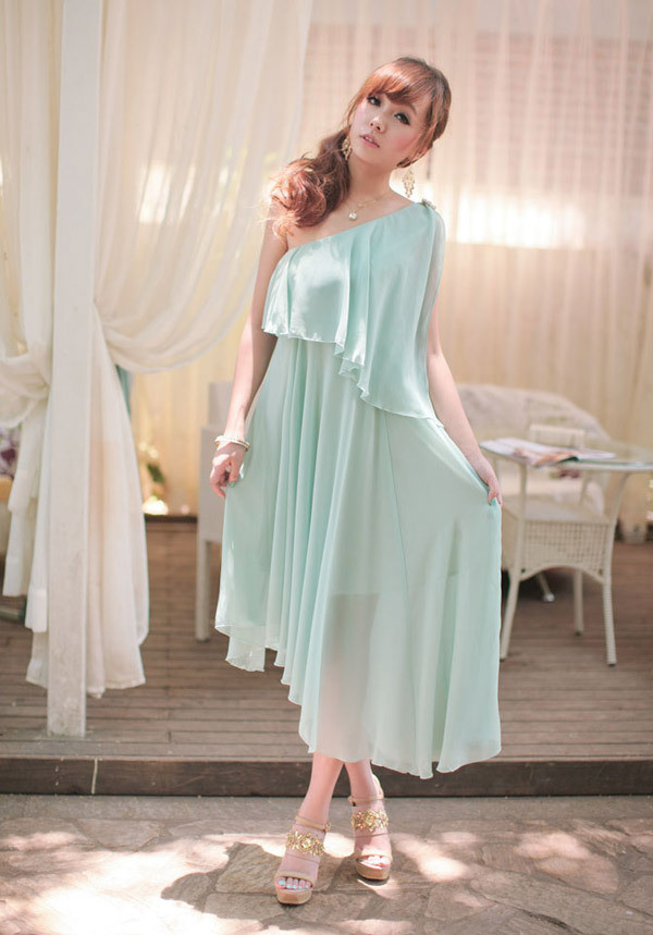 Chiếc váy lệch vai này mang lại cho bạn gái vẻ đẹp quyến rũ mà không quá sexy (Ảnh: HB) Xem thêm: Phương Trinh diện váy xẻ cao, làm 'lu mờ' Midu Chiếc váy lệch vai này mang lại cho bạn gái vẻ đẹp quyến rũ mà không quá sexy (Ảnh: HB) Xem thêm: Phương Trinh diện váy xẻ cao, làm 'lu mờ' Midu