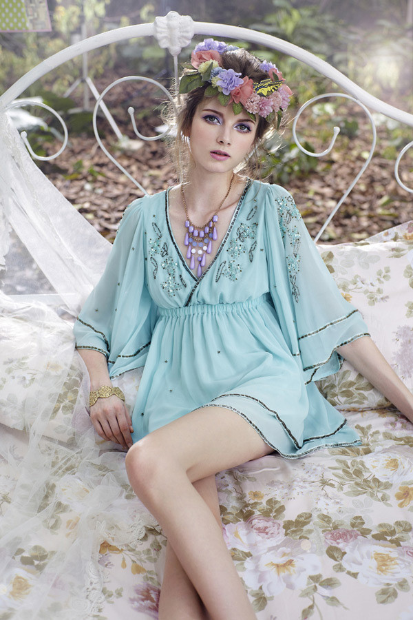 Màu sắc chủ đạo mạng lại sự tươi mát cho mùa hè là màu xanh và tím nhạt (Ảnh: HB) Xem thêm: Phương Trinh diện váy xẻ cao, làm 'lu mờ' Midu Màu sắc chủ đạo mạng lại sự tươi mát cho mùa hè là màu xanh và tím nhạt (Ảnh: HB) Xem thêm: Phương Trinh diện váy xẻ cao, làm 'lu mờ' Midu