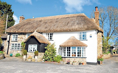 Giá: 625.000 £ Đây cũng là một căn nhà tranh được xây dựng vào thế kỷ 17 bao gồm hai mẫu đất, chuồng ngựa và một vườn cây ăn quả. Xung quanh ngôi nhà này có ít hàng xóm nên có một không gian riêng biệt và vô cùng yên tĩnh. Giá: 625.000 £ Đây cũng là một căn nhà tranh được xây dựng vào thế kỷ 17 bao gồm hai mẫu đất, chuồng ngựa và một vườn cây ăn quả. Xung quanh ngôi nhà này có ít hàng xóm nên có một không gian riêng biệt và vô cùng yên tĩnh.