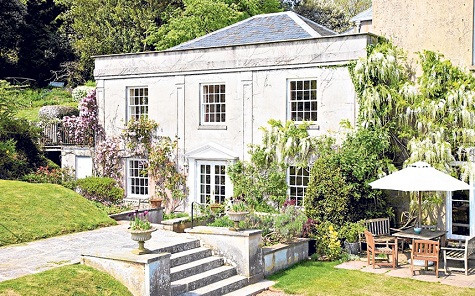 Giá: 495.000 £ Ngôi nhà này được xây dựng vào năm 1986 nhưng chia thành nhiều giai đoạn với nhiều biệt thự được xây liền kề nhau. Nó có 4 phòng ngủ ở tầng trệt, phòng sinh hoạt nằm trên tầng đầu tiên. Ngoài ra biệt thự còn bao gồm công viên và hồ. Nếu sống ở đây, bạn sẽ được thỏa thích chơi quần vợt, sử dụng vườn và đất để trồng cây. Giá: 495.000 £ Ngôi nhà này được xây dựng vào năm 1986 nhưng chia thành nhiều giai đoạn với nhiều biệt thự được xây liền kề nhau. Nó có 4 phòng ngủ ở tầng trệt, phòng sinh hoạt nằm trên tầng đầu tiên. Ngoài ra biệt thự còn bao gồm công viên và hồ. Nếu sống ở đây, bạn sẽ được thỏa thích chơi quần vợt, sử dụng vườn và đất để trồng cây.