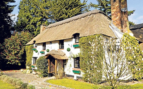 Giá: 745.000 £ Ngôi nhà này có phong cách được ưa chuộng nhiều tại miền tây đất nước. Nó là một căn nhà có mái tranh mang vẻ đẹp cổ điển từ thế kỷ 16. Ngôi nhà có đến 7 phòng ngủ, có hiên nhà tranh và tiện nghi đầy đủ. Nếu mua căn nhà này, bạn sẽ được thừa hưởng những nội thất tinh tế do người bán nhượng lại. Giá: 745.000 £ Ngôi nhà này có phong cách được ưa chuộng nhiều tại miền tây đất nước. Nó là một căn nhà có mái tranh mang vẻ đẹp cổ điển từ thế kỷ 16. Ngôi nhà có đến 7 phòng ngủ, có hiên nhà tranh và tiện nghi đầy đủ. Nếu mua căn nhà này, bạn sẽ được thừa hưởng những nội thất tinh tế do người bán nhượng lại.