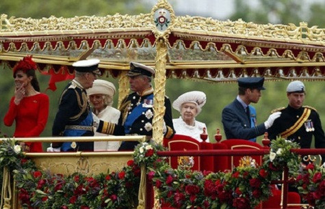 Nữ hoàng Elizabeth II, tên thật là Elizabeth Windsor, hiện đã 86 tuổi và vẫn đang tiếp tục nắm giữ ngai vàng của nước Anh. Nữ hoàng Elizabeth II, tên thật là Elizabeth Windsor, hiện đã 86 tuổi và vẫn đang tiếp tục nắm giữ ngai vàng của nước Anh.
