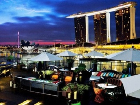 1. Singapore - 17,1% Dân số: 5 triệu người Là trung tâm tài chính - ngân hàng hàng đầu thế giới, Singapore trở thành địa điểm lý tưởng cho các triệu phú đến sinh sống. Theo Boston Consulting Group, cứ 100.000 người ở đây, lại có 10 người có tài sản từ 100 triệu trở lên. Một trong số những người siêu giàu mới chuyển đến Singapore là nhà đồng sáng lập Facebook Eduardo Saverin. Anh đã bỏ quốc tịch Mỹ để tránh phải trả thuế sau khi Facebook thực hiện IPO. 1. Singapore - 17,1% Dân số: 5 triệu người Là trung tâm tài chính - ngân hàng hàng đầu thế giới, Singapore trở thành địa điểm lý tưởng cho các triệu phú đến sinh sống. Theo Boston Consulting Group, cứ 100.000 người ở đây, lại có 10 người có tài sản từ 100 triệu trở lên. Một trong số những người siêu giàu mới chuyển đến Singapore là nhà đồng sáng lập Facebook Eduardo Saverin. Anh đã bỏ quốc tịch Mỹ để tránh phải trả thuế sau khi Facebook thực hiện IPO.