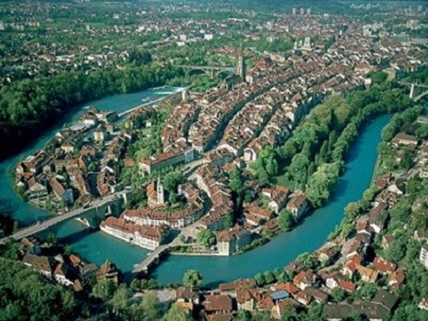 4. Thụy Sĩ - 9,5% Dân số: 7,8 triệu người Thụy Sĩ có tới 366 triệu phú trăm triệu USD. Người giàu nhất tại đây là Ernesto Bertarelli với 10 tỷ USD. Ông kế thừa công ty Serono từ cha mình năm 1996 nhưng đã bán nó 10 năm trước. 4. Thụy Sĩ - 9,5% Dân số: 7,8 triệu người Thụy Sĩ có tới 366 triệu phú trăm triệu USD. Người giàu nhất tại đây là Ernesto Bertarelli với 10 tỷ USD. Ông kế thừa công ty Serono từ cha mình năm 1996 nhưng đã bán nó 10 năm trước.