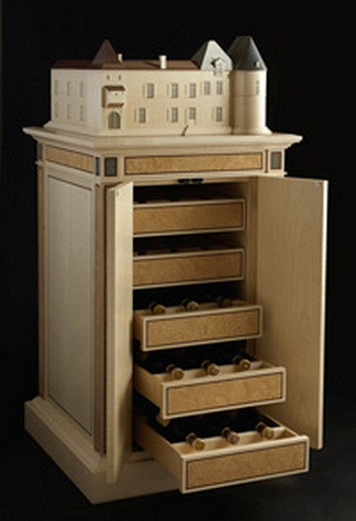 1. Chateau D'bespoke Yquem Sản xuất bởi: Công ty Antique Wine Giá: 1,4 triệu USD Tủ rượu này được thiết kế hoành tráng với tòa lâu đài ở phía trên tủ rượu. Chất liệu chính để làm nên sản phẩm này là gỗ hồng mộc… Chiếc tủ với giá 1,4 triệu đô này có thể lưu trữ được 15 chai rượu vang. 1. Chateau D'bespoke Yquem Sản xuất bởi: Công ty Antique Wine Giá: 1,4 triệu USD Tủ rượu này được thiết kế hoành tráng với tòa lâu đài ở phía trên tủ rượu. Chất liệu chính để làm nên sản phẩm này là gỗ hồng mộc… Chiếc tủ với giá 1,4 triệu đô này có thể lưu trữ được 15 chai rượu vang.