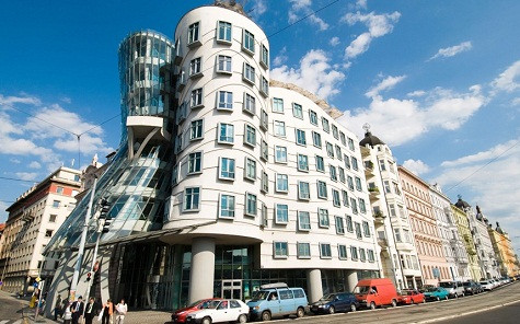 Dancing House, Prague, Cộng hòa Séc Hình dạng độc đáo của tòa nhà này, được thiết kế bởi Frank Gehry với Valdo Milunić, được lấy cảm hứng từ các hình ảnh nhảy múa của Ginger Rogers và Fred Astaire. Dancing House, Prague, Cộng hòa Séc Hình dạng độc đáo của tòa nhà này, được thiết kế bởi Frank Gehry với Valdo Milunić, được lấy cảm hứng từ các hình ảnh nhảy múa của Ginger Rogers và Fred Astaire.